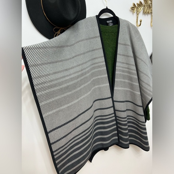 Parisian style Nicole Miller Fleece cozy Poncho/Shawl Xl - Picture 6 of 7